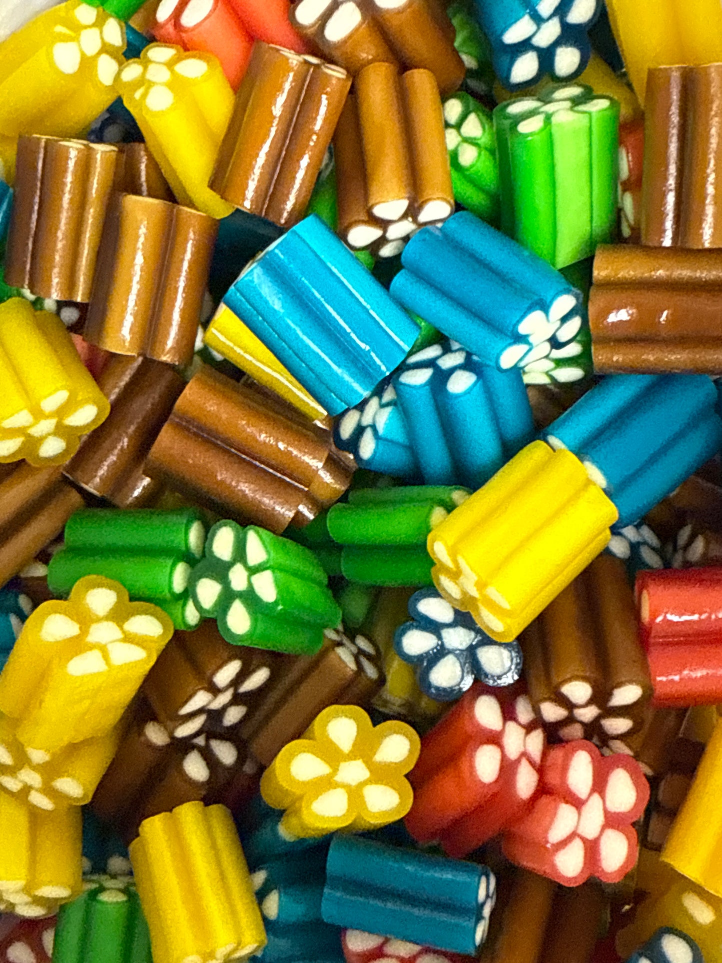 Bunte Blumen Stangen mit Cola