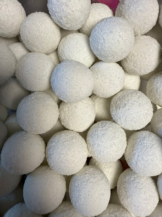 Weiße Marzipankugeln mit Schokolade